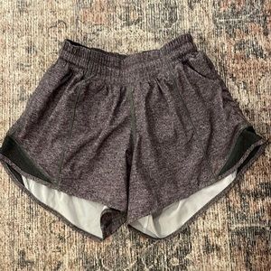 Hotty Hot Low-Rise Lululemon Lined 2.5 inch short, Size 2 Tall m, Gray Color